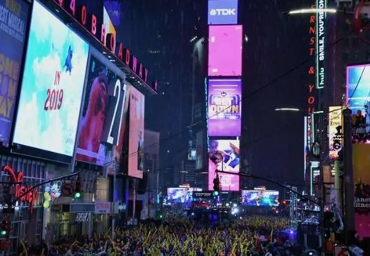 美国纽约民众雨中跨年 系24年来首次安保严密