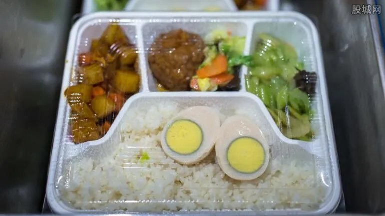 黑盒饭窝点曝光 看似实惠又美味的盒饭竟是这样做成的