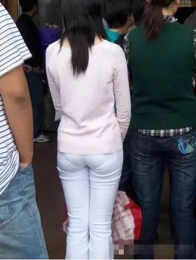 白色紧身衣尴尬图片：女人出门千万不要这样穿（图）