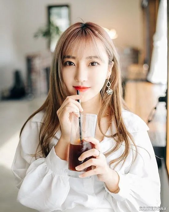 球技过人的白皙正妹 韩国蜂腰美腿的网红模特