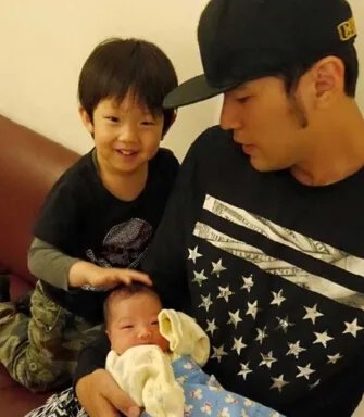 昆凌女儿的照片曝光  水嫩皮肤长睫毛惹网友沦陷