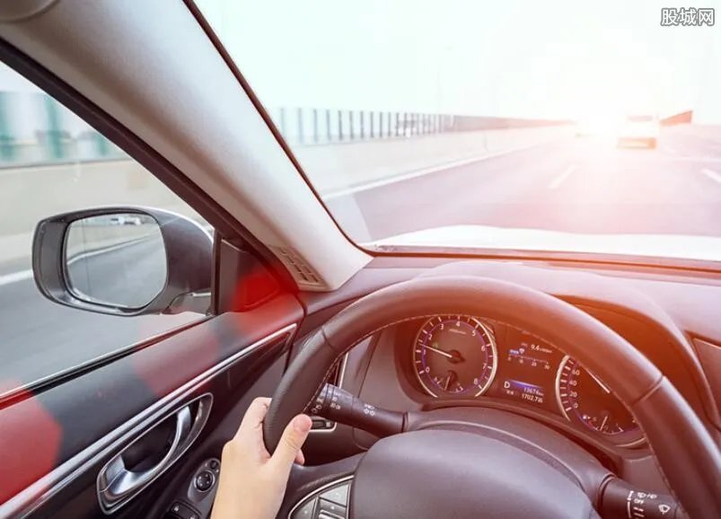 三轮车被撞瞬间遭神秘转移 视频漏洞百出被指造假