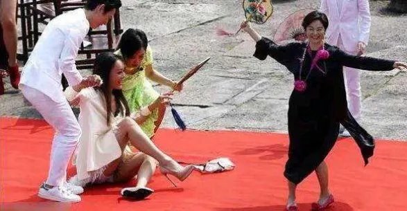 走红毯“出丑”的5大女星,范冰冰“前门大开”,难道没发现吗?