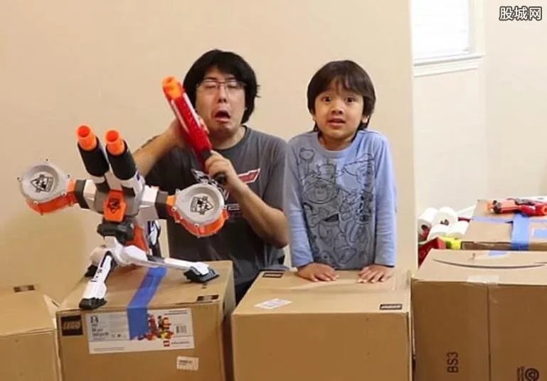 男孩直播玩玩具 6岁男孩年收入千万美元