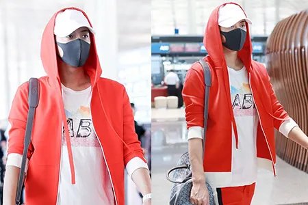 黄子韬兔耳再现超软萌 机场现身穿红运动服很帅气