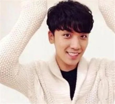 李胜贤女友是谁？ 其和绯闻女友当街搂抱