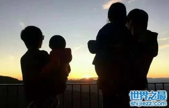 陆毅鲍蕾一家四口照片曝光，一家四口全是大长腿 