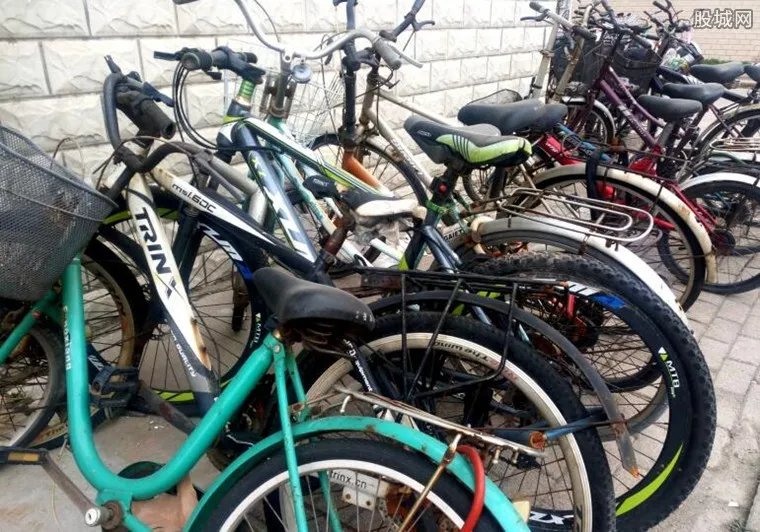 高校堆积僵尸单车 废旧自行车在校内堆积成山