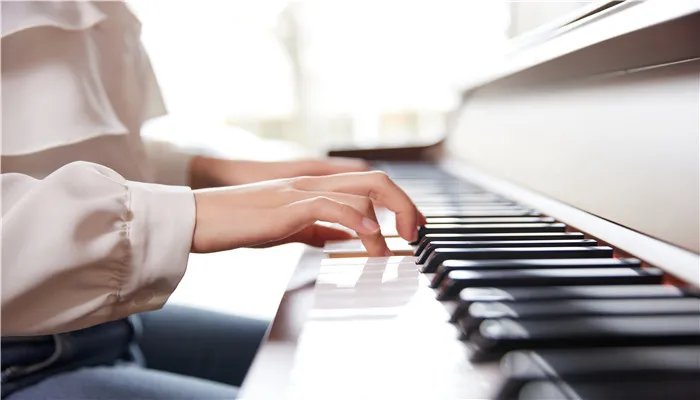 钢琴的黑白键一样宽吗 钢琴的黑白键宽度是一样吗