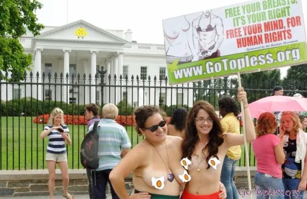 纽约“坦胸日”女性坦胸露乳游行 引众人围观！