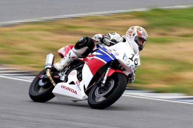 泸州一无证摩托司机遇查拒检撞翻交警,不顾摔倒在地妻儿拔腿就跑,你怎么看?