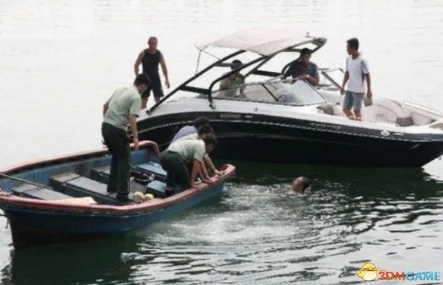 百人围观企业高管全裸跳海 民警救援反被其辱骂