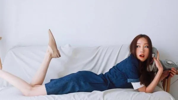 在这温暖的房间我们都笑的很甜是什么歌