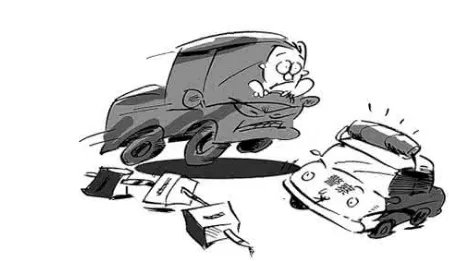 江苏一大妈无证驾驶违停被查后逃离并多次撞击跟随警车？