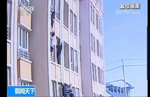 短袖哥勇救男童详情过程画面:正所谓远亲不如近邻