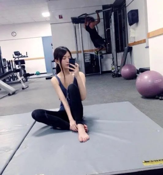 95后萌妹佛系暑假：林舟瑾长相清纯身材好（图）