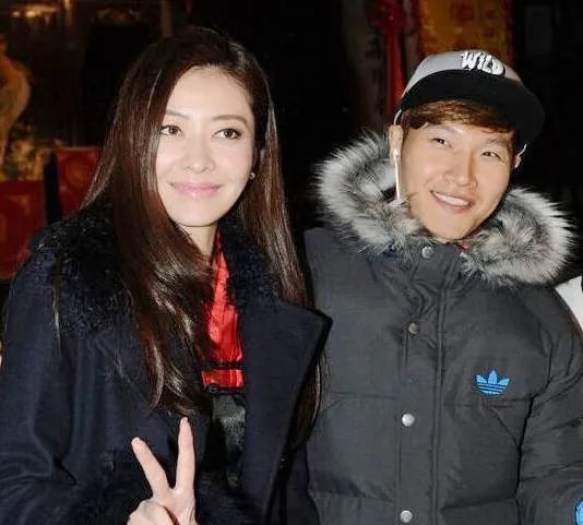 熊黛林金钟国的恋情曝光 两人十指紧扣逛超市被偷拍