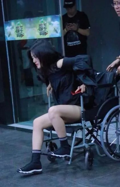 谢娜坐轮椅录节目是怎么回事？