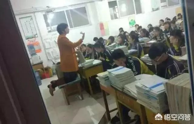 河南女教师肩扛输液杆上课走红,你怎么看?