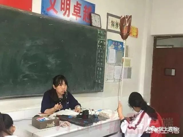 河南女教师肩扛输液杆上课走红,你怎么看?