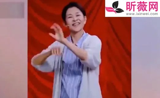 倪萍跳火箭少女舞：动作表情到位少女心爆表了