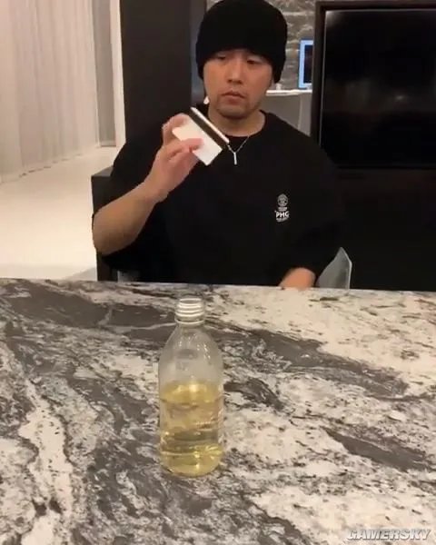 周杰伦晒“瓶盖挑战”视频 帅气飞银行卡削落瓶盖