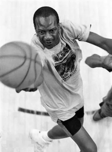 厄尔·麦尼考尔特是跳的最高的人吗 他是怎么练弹跳的