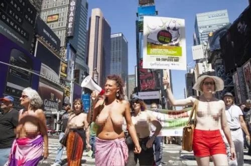 纽约“坦胸日”女性坦胸露乳游行 引众人围观！