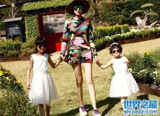 陆毅鲍蕾一家四口照片曝光，一家四口全是大长腿 