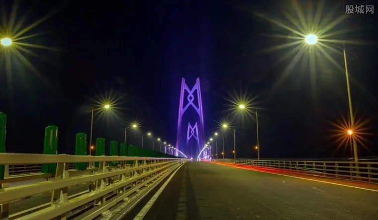 港珠澳桥全线亮灯 港珠澳大桥什么时候通车