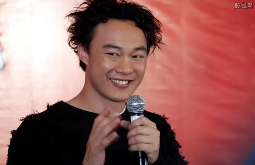 陈奕迅1米3究竟是怎么回事 网友答怪他的背包