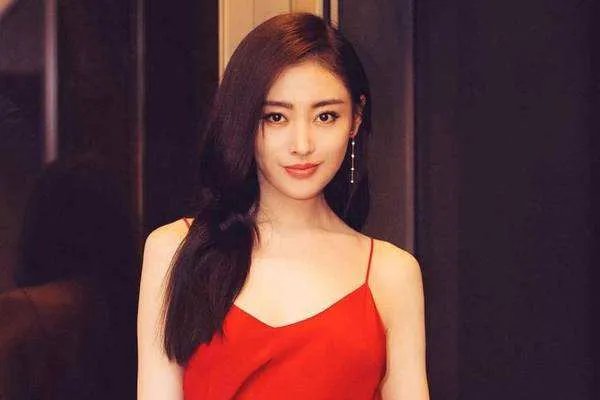 浮出水面后全场惊艳了,张天爱的“西装泳衣”为什么火了?