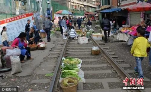 你如何看待贵州遵义出现“铁路菜市”这种现象？