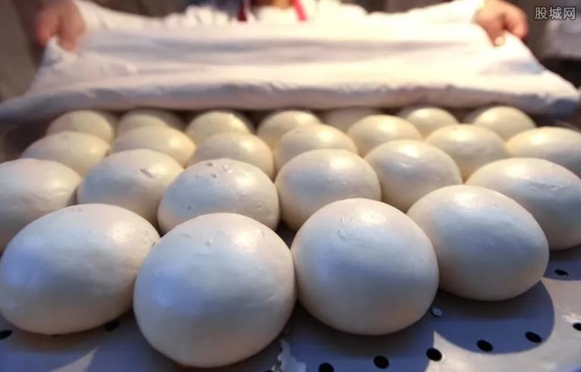 85后馒头哥月赚2万 一天竟然卖出8000个馒头