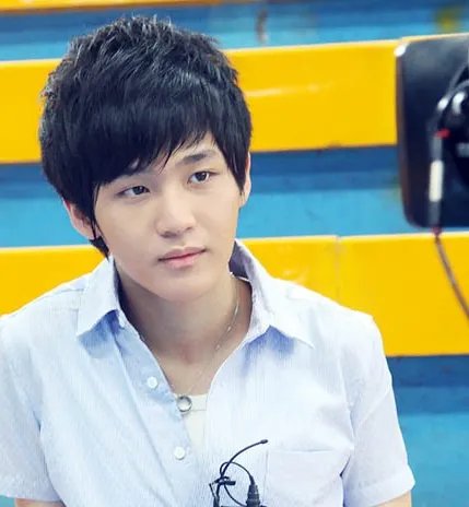 李炜托奶事件大揭晓 李炜自晒与苏醒女友裸身相拥照片