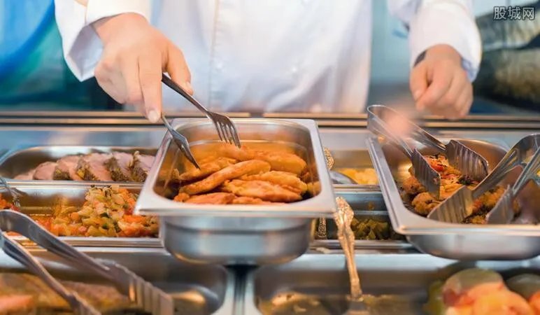 黑盒饭窝点曝光 看似实惠又美味的盒饭竟是这样做成的