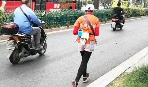 76岁奶奶坚持长跑十年,长跑时有哪些注意事项?