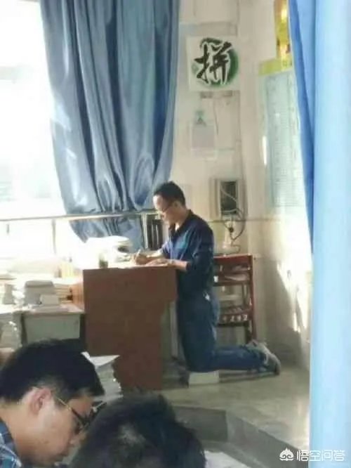 河南女教师肩扛输液杆上课走红,你怎么看?