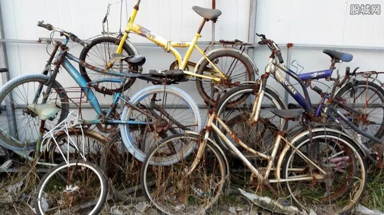 高校堆积僵尸单车 废旧自行车在校内堆积成山