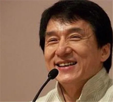 成龙右耳失聪原因是什么？ 被曝耳朵听力仅剩2成