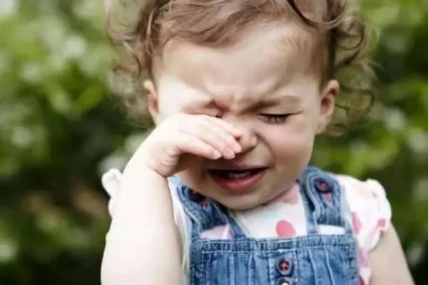 医生表示婴儿长时间大哭会导致大脑损伤,婴儿哭闹的时候应该怎么哄?