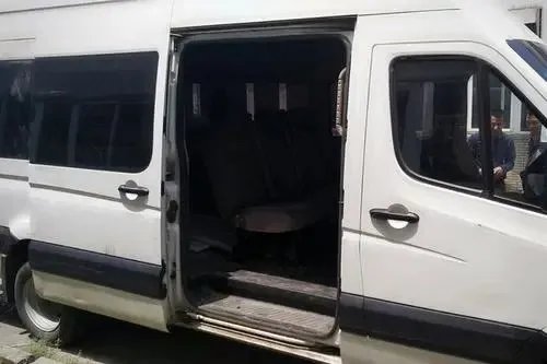 村民哄抢运钞车被杀