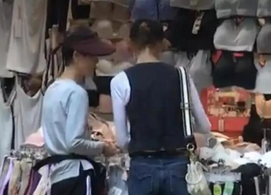 54岁张曼玉逛地摊：张曼玉现状与昔日魅力回顾