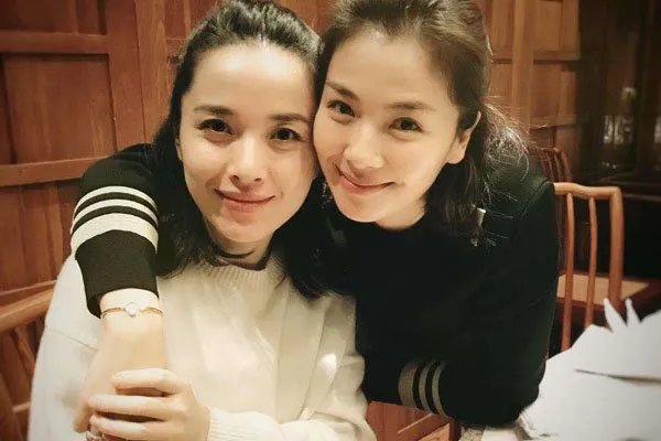 靳东老婆李佳个人简历 靳东自爆自己是个妻管严