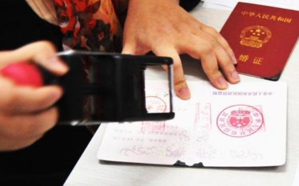 盲人练一年字才办成离婚,这算不算“为难”当事人?