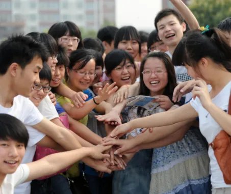 重庆一女生考完第一个飞奔出校,当时她是什么心情?