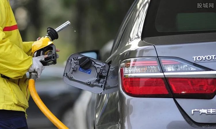 2018油价调整时间表 油价三连跌已成定局？