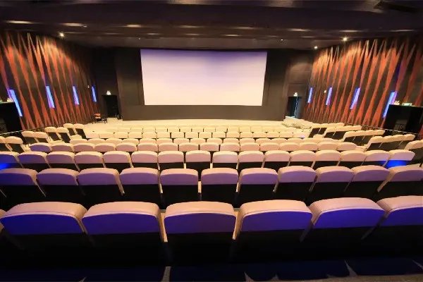 全国单日票房一度超4000万 电影院可以自己带吃的进去吗