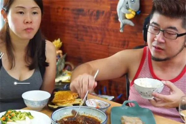 雪纳瑞三口之家事件 靠着夫人秀身材走红