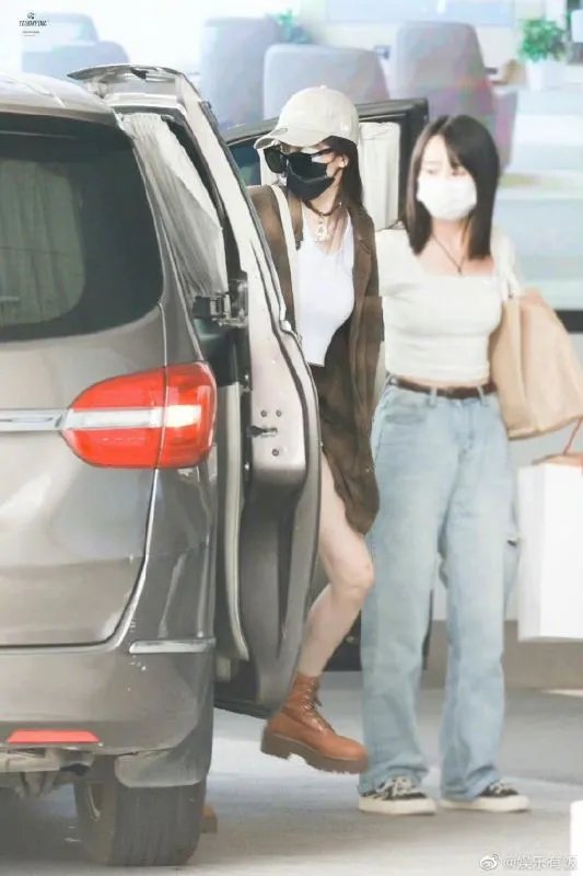 杨幂受伤后首次现身，戴着墨镜用纱布缠着眼角，她的状态如何？